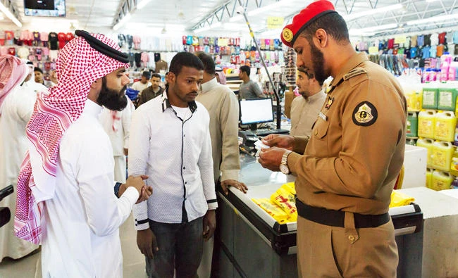 12,082 foreigners are currently subject to procedures in expatriate detention centers, including 10,954 men and 1,128 women. (SPA)