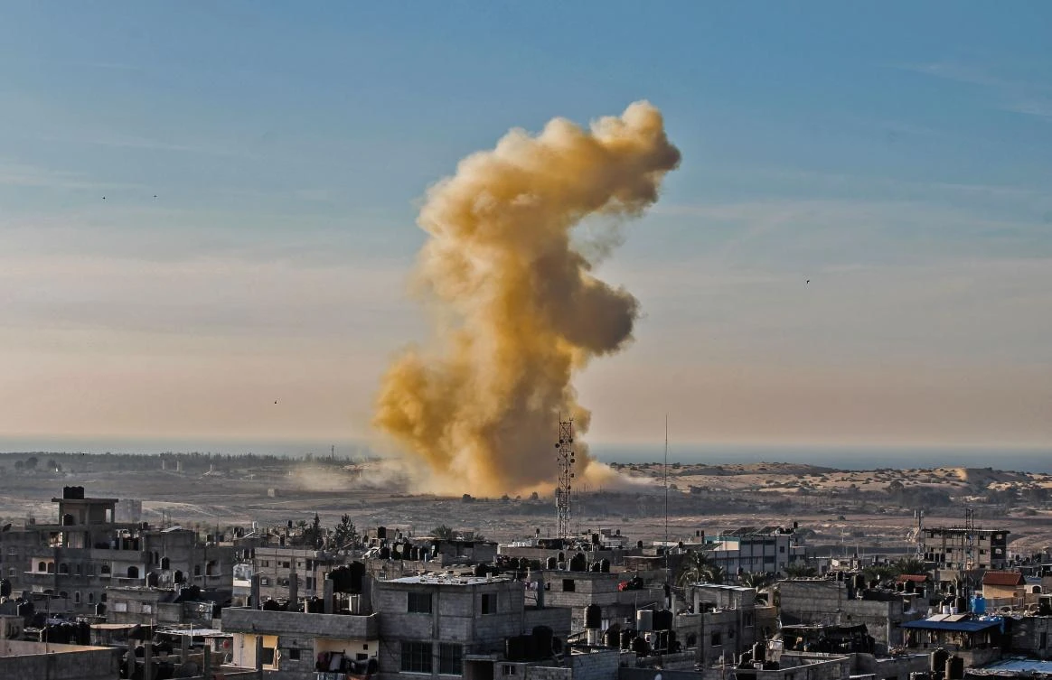 A picture taken on November 28, 2017 from Rafah in the southern Gaza Strip shows smoke billowing following an explosion close to the border on the Egyptian side of the divided city. (AFP)