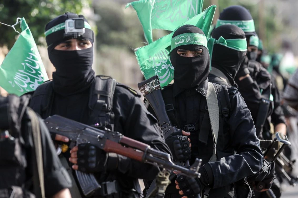 This file photo taken on July 20, 2017 shows fighters from the Ezzedine al-Qassam Brigades, the armed wing of the Palestinian Hamas movement, marching in the streets in the southern Gaza Strip city of Khan Yunis. (AFP / SAID KHATIB)