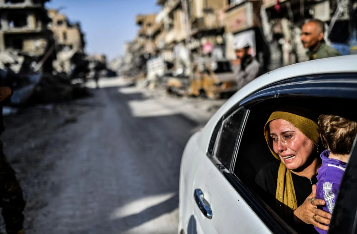 -- AFP PICTURES OF THE YEAR 2017 — A woman cries as she looks at her house in Raqqa on October 20, 2017, after a Kurdish-led force expelled the Daesh group from the northern Syrian city. For three years, Raqqa saw some of IS’s worst abuses and grew into one of its main governance hubs, a center for both its potent propaganda machine and its unprecedented experiment in jihadist statehood. — / AFP / BULENT KILIC