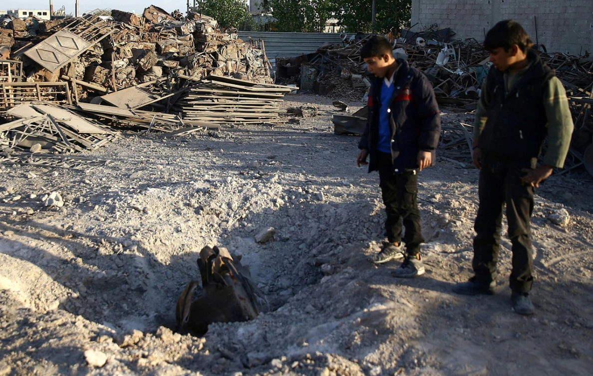 Villager inspect a damaged site in the town of Hamoria, eastern Ghouta in Damascus, Syria, on November 29, 2017. (REUTERS/Bassam Khabieh)