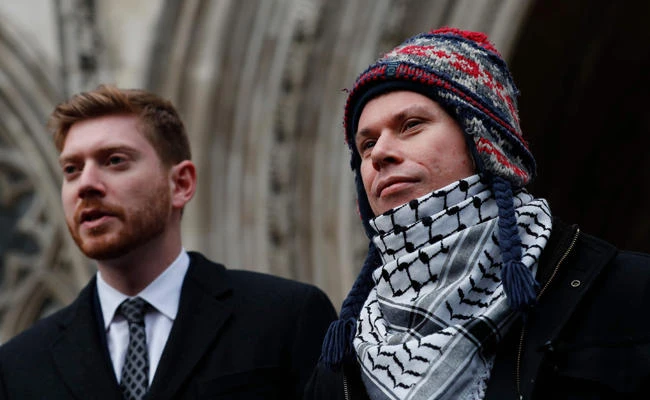 Lauri Love (R), British student accused of hacking into US government websites, and solicitor advocate Kevin Kendridge (L), leave the High Court in London on November 30, 2017 after Love's appeal against extradition to the US was adjourned until a later date to be fixed. (AFP)