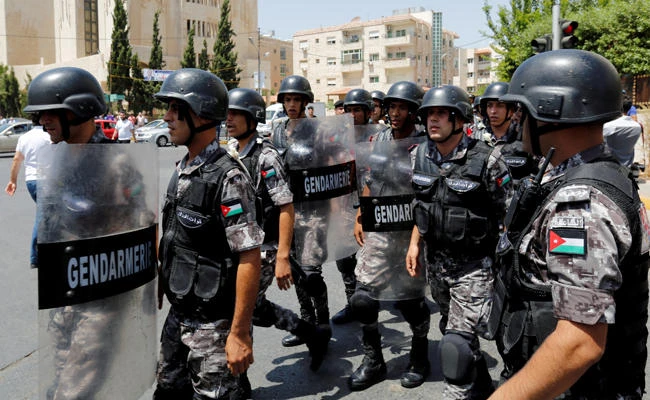 Jordanian police stand guard during a demonstration near the Israeli embassy in Amman, Jordan, on July 28, 2017. (REUTERS/Muhammad Hamed/File Photo)