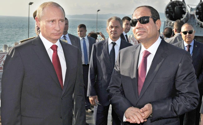 Russian President Vladimir Putin, left, Egyptian President Abdel Fattah El-Sisi, right, and Russian Defense Minister Sergei Shoigu, center, visit missile cruiser Moskva (Moscow) in the Russian Black Sea resort of Sochi. (AP/file)