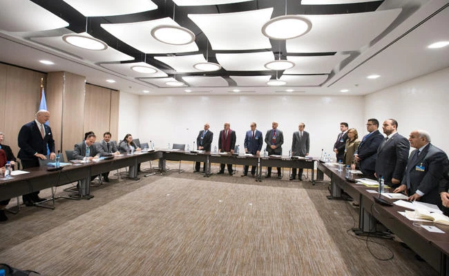 UN Special Envoy for Syria Staffan de Mistura (1st L) speaks at a meeting with the Syrian Negotiation Commission (SNC) delegation, during the UN-led Intra-Syrian talks in Geneva, Switzerland, on November 30, 2017. (REUTERS/Xu Jinquan/Pool)
