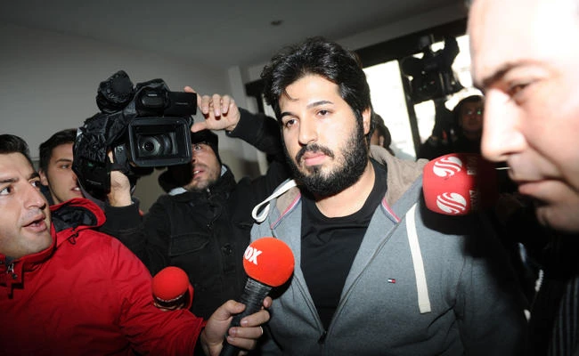 This file photo taken on December 17, 2013 shows detained Azerbaijani businessman Reza Zarrab (C) surrounded by journalists as he arrives at a police center in Istanbul. (AFP / OZAN KOSE)