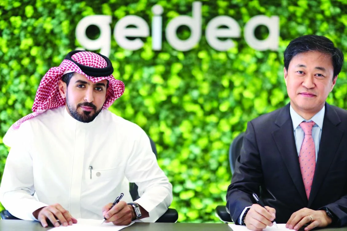 Abdullah Al-Othman, president and founder of Geidea, and
Jane Ho Mon, senior vice president of Nautilus Hyosung
Corporation, at the signing ceremony.