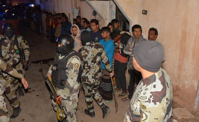 Saudi security forces round up foreign nationals in Arar, capital of the Northern Borders region, on November 29, 2017, as part of the campaign against illegals. (SPA)