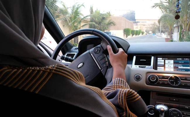 A Saudi woman drives her car along a street in Jeddah, on September 27, 2017. (AFP / REEM BAESHEN/File Photo)