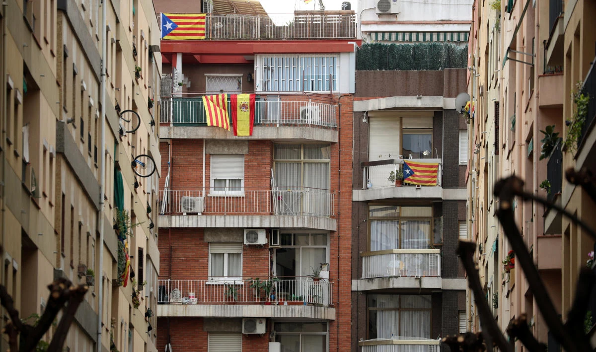 Flags of Spain, Catalonia and Esteladas (Catalan separatist flag) hang from balconies and windows of a building in Barcelona, Spain, onNovember 1, 2017. (REUTERS/Albert Gea)
