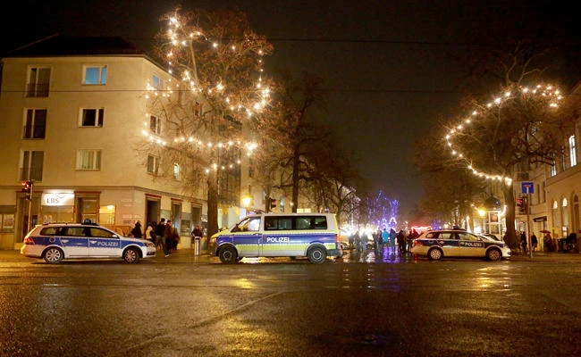 Police officers patrol the area after an explosive was found at a Christmas market in Potsdam, near Berlin, Germany, on December 1, 2017. (AFP / ADAM BERRY)