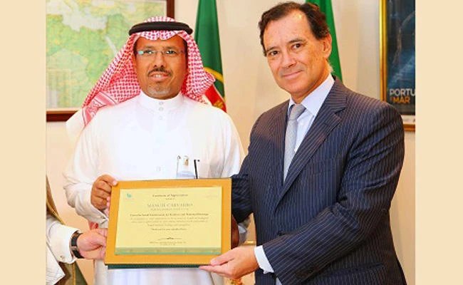 Portugal Ambassador Manuel Carvalho receives the honor from Abdul Rahman Al-Jassas, the executive director of the Custodian of the Two Holy Mosques Cultural Heritage Initiative. (AN photo)