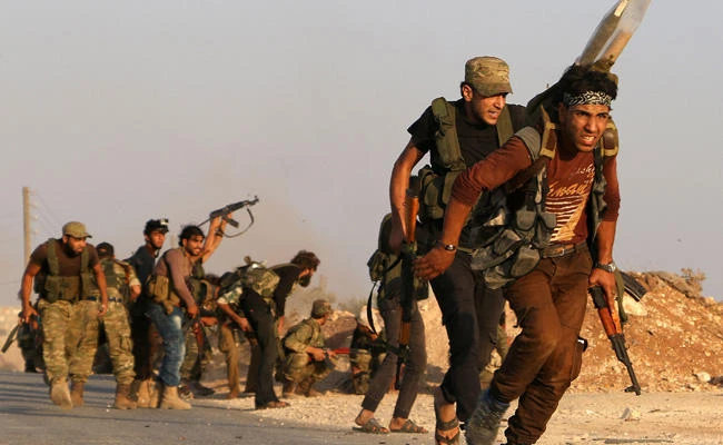 Fighters from the Free Syrian Army take part in a battle against the Daesh terrorists in the northern Syrian village of Yahmoul in the Marj Dabiq area north of the embattled city of Aleppo on October 10, 2016. AFP
