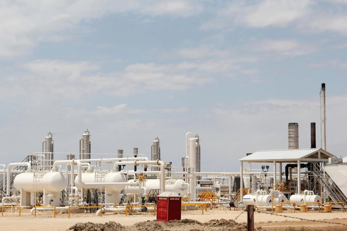 An oil and gas processing plant. (Reuters/David Alire)