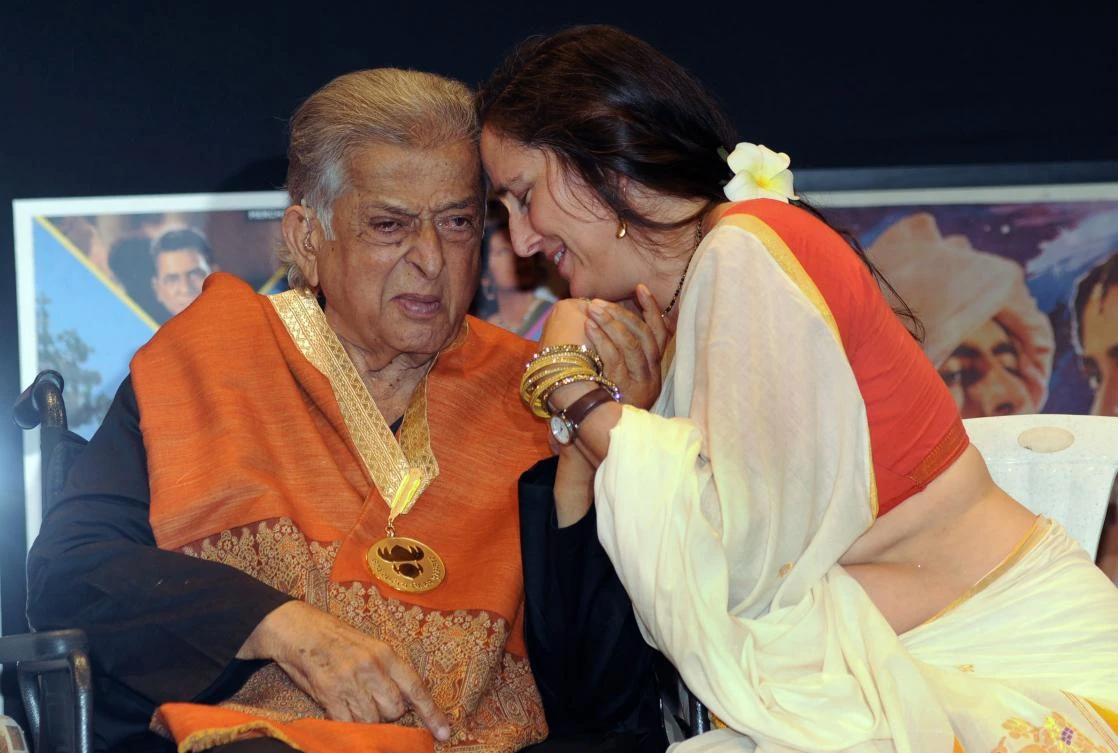 This file photo taken on May 10, 2015 shows Indian veteran Bollywood actor Shashi Kapoor (L) and his daughter Sanjana Kapoor interacting during the presentation of the 'Dadasaheb Phalke Award' for his contribution to Indian cinema at Prithvi Theater in Mumbai. Bollywood icon Shashi Kapoor -- a star of 1970s Indian cinema and a member of the Hindi film industry's famous Kapoor family -- died on December 4 aged 79 after a long illness, his family said. (AFP)