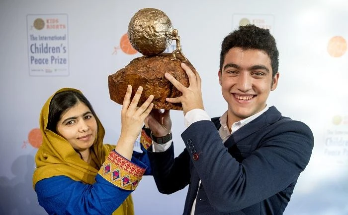 Mohamad Al Jounde receives International Children's Peace Prize 2017 from Malala Yousafzai. (Photo courtesy: social media)