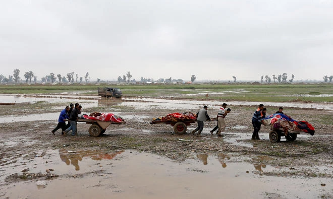 Relatives carry the bodies of civilians killed in air strike, during a battle between Iraqi forces and Daesh in Mosul, Iraq, on March 17, 2017. (Reuters)