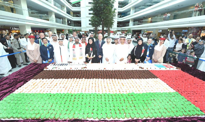 The Emirates Group celebrated the UAE National Day with a cake-cutting ceremony at the Group’s headquarters, which was
followed by local Emirati dance performances.