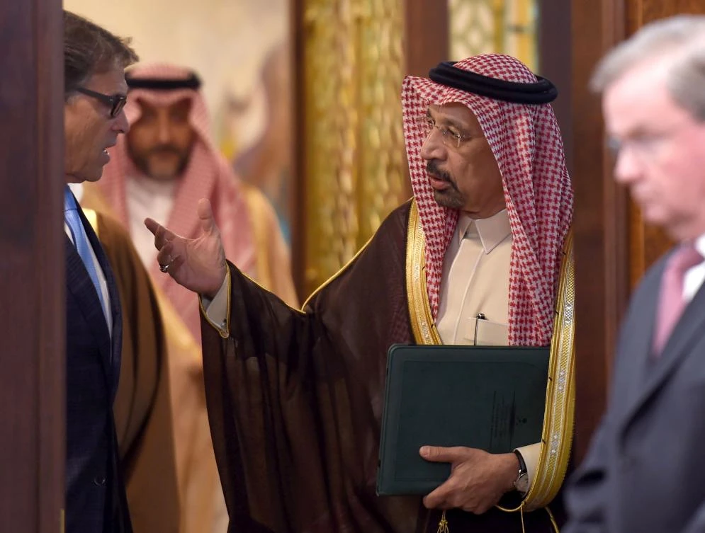 Saudi Energy Minister Khaled Al-Falih (C) chats with the US Energy Secretary Rick Perry (L) on their way to a signing ceremony of a memorandum understanding on carbon management between Saudi Arabia and the US, on Dec. 4, 2017 in Riyadh. (AFP/Fayez Nureldine)