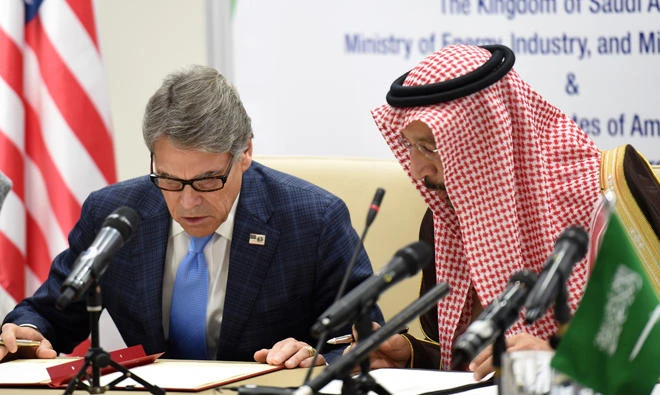 US Energy Secretary Rick Perry (L) and Saudi Energy Minister Khaled al-Falih look at documents during a signing ceremony of a memorandum understanding on carbon management between Saudi Arabia and the US, in Riyadh on December 4, 2017. (AFP)