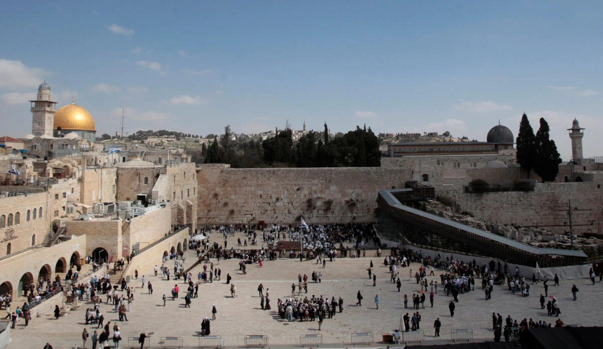 The Dome of the Rock, the Western Wall and the Mughrabi Gate entrance to the compound known to Muslims as al-Haram al-Sharif, and to Jews as Temple Mount, are seen in Jerusalem's Old City. (REUTERS/Baz Ratner/File Photo)