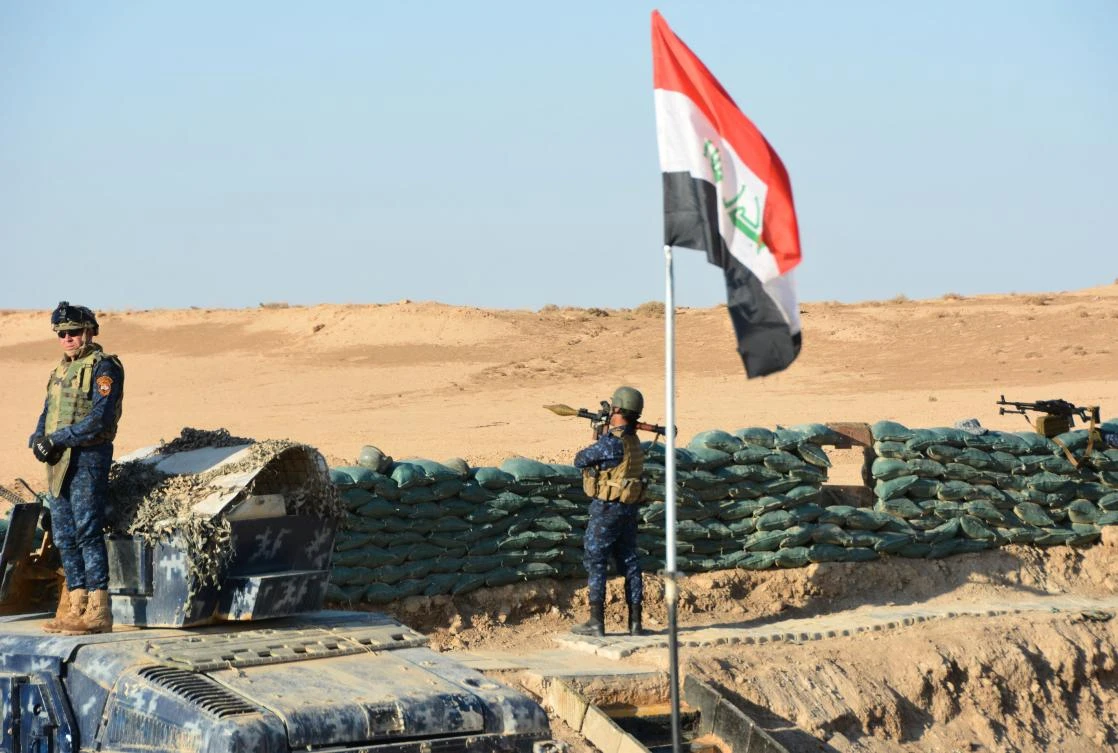 Iraqi security forces members hold a position as they advance toward the Salaheddine province in the western desert bordering Syria, on November 26, 2017, in a bid to flush out remaining Daesh fighters in the Al-Jazeera region. (AFP)