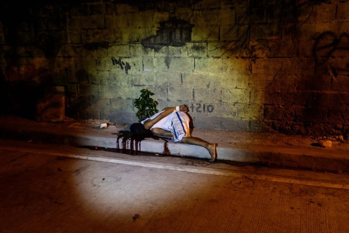 An alleged victim of an ongoing national anti-drug campaign lies dead in a street after being gunned down by unidentified men in Mandaluyong City, east of Manila, Philippines, 25 Oct. 2016.