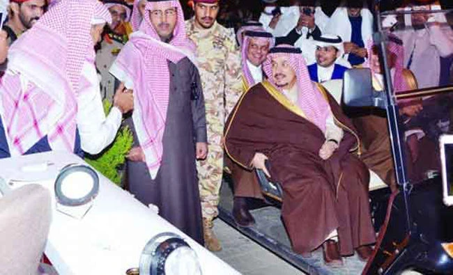 Riyadh Gov. Prince Faisal bin Bandar at the festival in Riyadh on Monday. (AN photo)