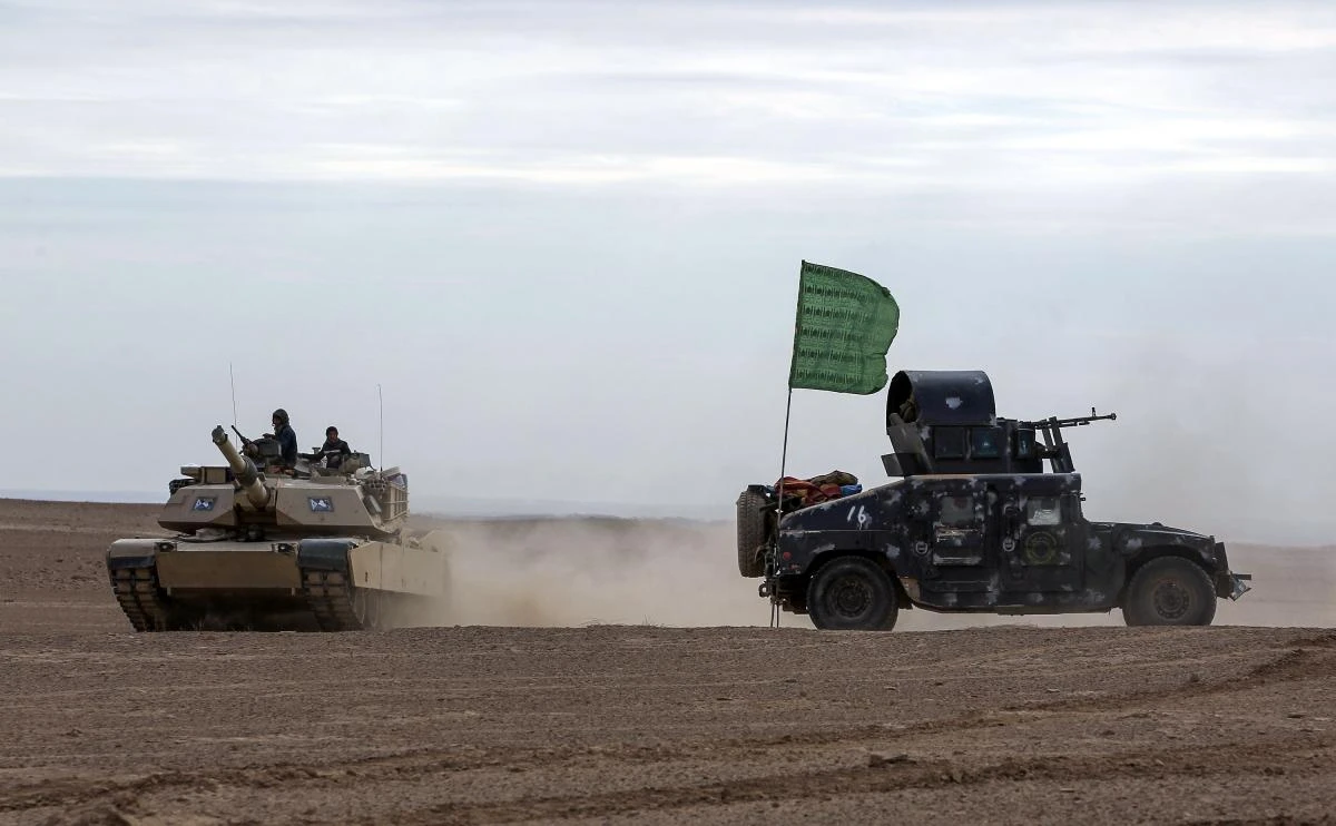 Tanks and humvees of the Iraqi forces supported by the Hashed Al-Shaabi (Popular Mobilization units) advance through Anbar province, 20 kilometers east of the city of Rawah in the western desert bordering Syria, on Nov. 25, 2017, in a bid to flush out remaining Daesh fighters in the Al-Jazeera region. (AFP/Ahmad Al-Rubaye)