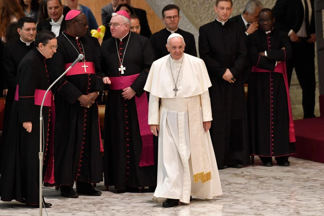 Pope Francis arrives for a weekly general audience at the Paul VI audience hall on December 6, 2017 in Vatican. / AFP / Andreas SOLARO