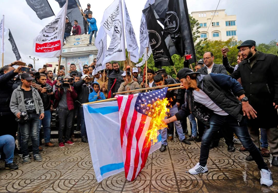 Palestinian protesters burn the US and Israeli flags in Gaza City on Dec. 6, 2017. (AFP/Mahmud Hams)