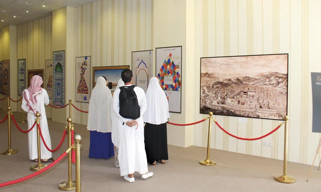 People visit the newly opened gallery in Madinah to see rare pictures of holy sites on display. (AN photo)