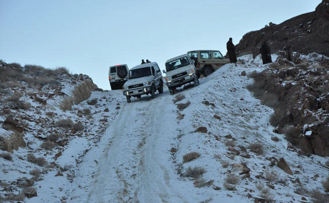 In this January 2016 photo, Saudi motorists flock to a high road in Tabuk region to enjoy the snowy weather. A meteorologist has reassured the public that this year’s winter will not be as “biting” as some weathermen and climate geeks have anticipated. (SPA file photo)