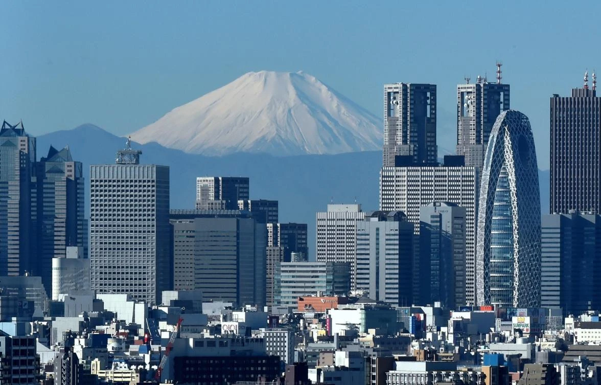 Norway’s sovereign wealth fund paid ¥92.75 billion (SR3.09 billion) for a 70 percent stake in five commercial buildings in Tokyo. Above, the Tokyo skyline. (AFP)