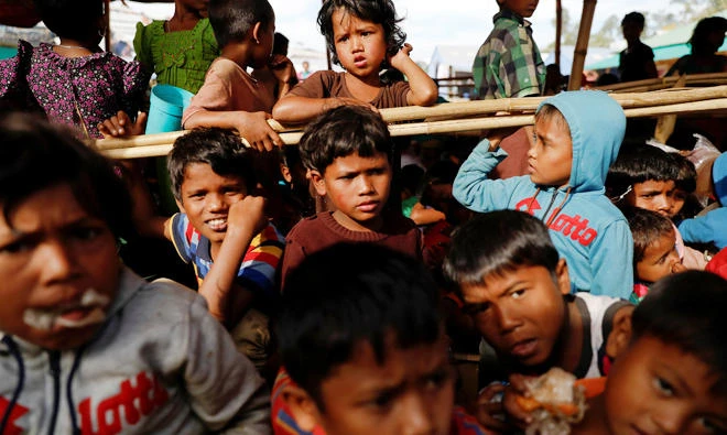 Rohingya refugee children wait for food to be distributed at Tengkhali camp, near Cox's Bazar, Bangladesh on December 7, 2017. (Reuters)