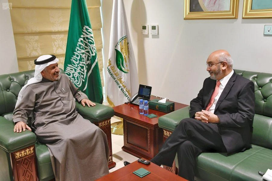 Visiting British legislator Keith Vaz holds talks with KSRelief General Supervisor Dr. Abdullah Al-Rabeeah in Riyadh. (Photo courtesy KSRelief).