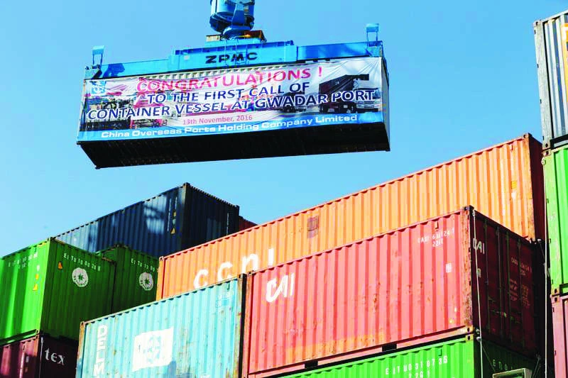 A container is loaded on to thefirst Chinese container ship todepart after the inaugurationof the China Pakistan EconomicCorridor port in Gwadar, Pakistan,Nov. 13, 2016. (Reuters)