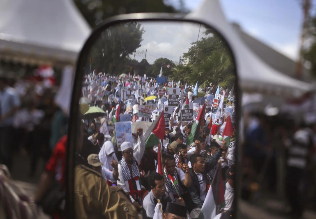 About 10,000 people demonstrated outside the US embassy in Jakarta on Sunday, December 10, to denounce President Donald Trump’s decision to recognize Jerusalem as Israel’s capital. (AP)