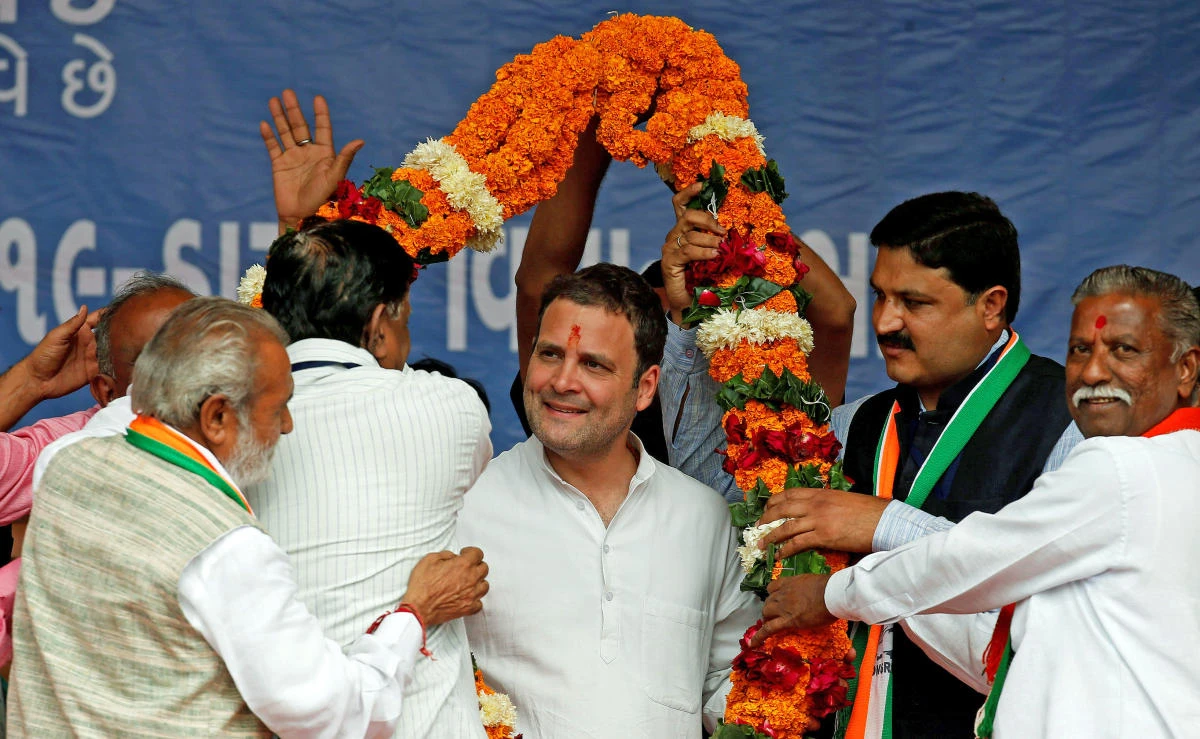 Rahul Gandhi, Vice President of India’s main opposition Congress Party, is garlanded by supporters during an election campaign meeting, in Dakor, India, Dec.10, 2017. (REUTERS)