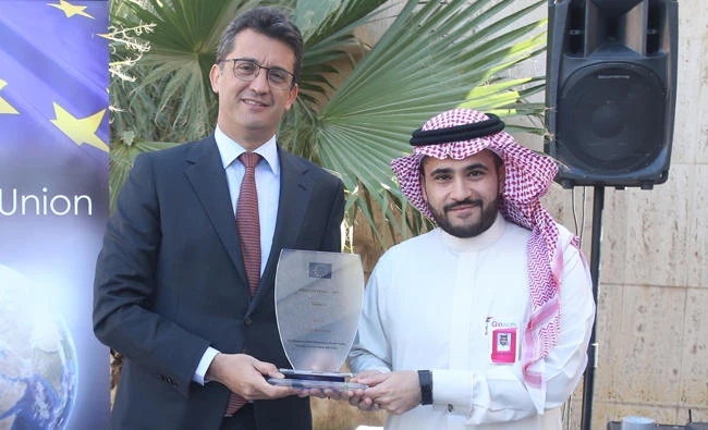 Khalid Al-Khudair receives award from EU Ambassador Michele Cervone d’Urso. (AN photo by Saad Al-Anezi)