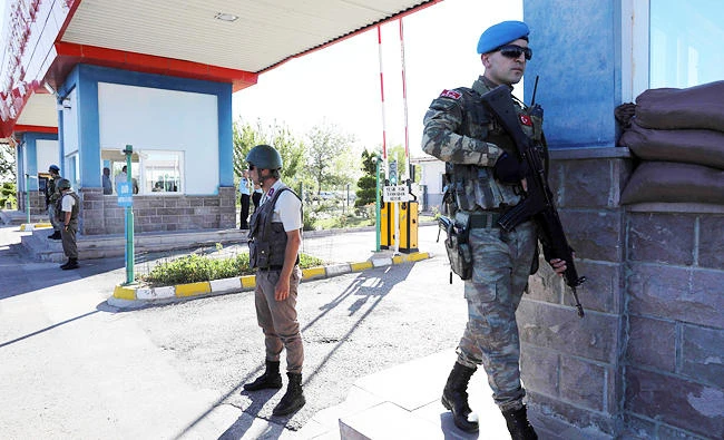 A member of the special forces stands guard outside the Sincan Penal Institution at the 4th Heavy Penal Court in Ankara, in this August 1, 2017 photo. (AFP)
