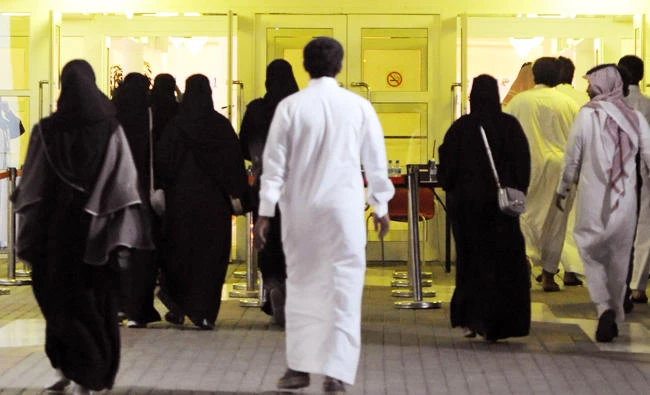 Saudis arrive to watch Saudi short movies during the "Short Film Competition 2" festival on October 20, 2017, at King Fahad Culture Center in Riyadh. (AFP)