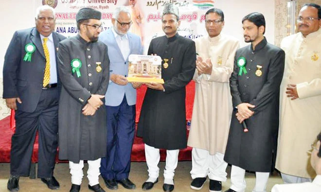 Hifzur Rahman, first secretary at the Indian Embassy in Riyadh, honors IISR Principal S.M. Shaukat Perwez in the presence of Mohammed Quaiser, Abdur Rahman Saleem, Shahbaz Farooqui, Mohammed Mubin and Syed N. Masood. (AN photo)