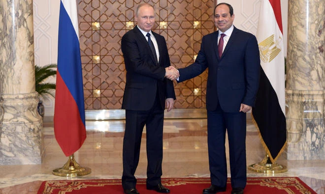 Russian President Vladimir Putin (L) shakes hands with his Egyptian counterpart Abdel Fattah El-Sisi during a meeting in Cairo on Dec. 11, 2017. (AFP)