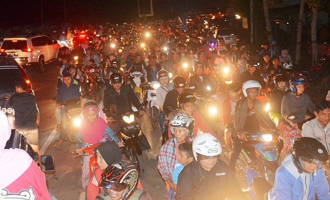 Motorists are stuck in traffic as they try to reach higher ground amid fears of a tsunami, following an earthquake in Cilacap, Central Java, Indonesia, on Saturday. (AP)