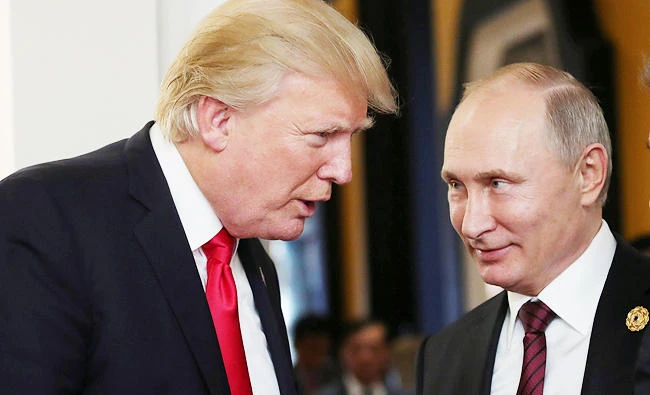 U.S. President Donald Trump and Russian President Vladimir Putin talk during a break in a session of the APEC summit in Danang, Vietnam, in this November 11, 2017 photo. (REUTERS)