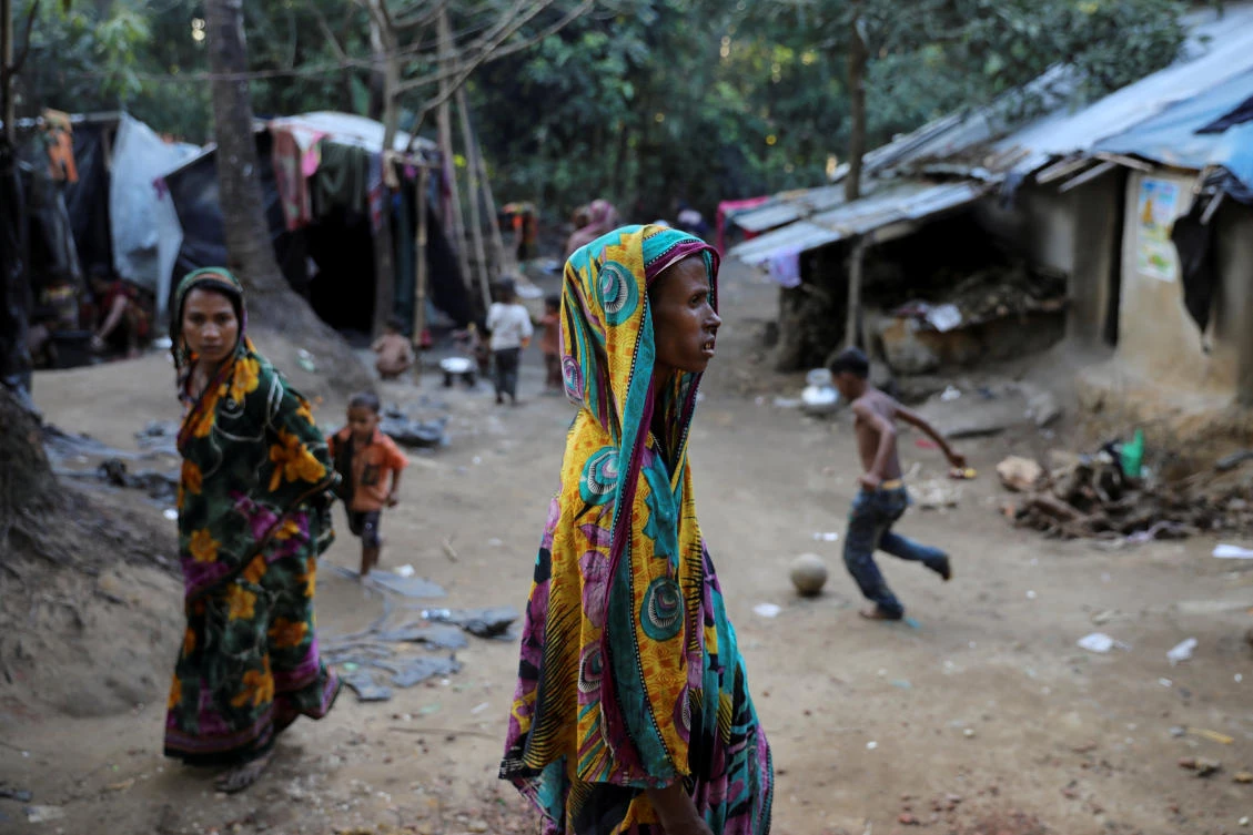 Rohingya refugees walk through the Kutupalong Hindu refugee camp near Cox’s Bazar, Bangladesh December 17, 2017. (Reuters)