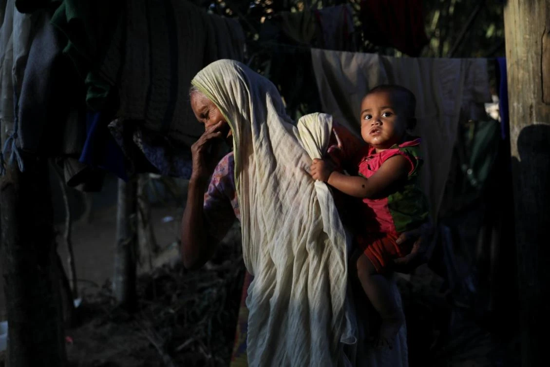 A Rohingya Hindu refugee woman holds a child inside their temporary shelter at the Kutupalong Hindu refugee camp near Cox's Bazar, Bangladesh December 17, 2017. (REUTERS)