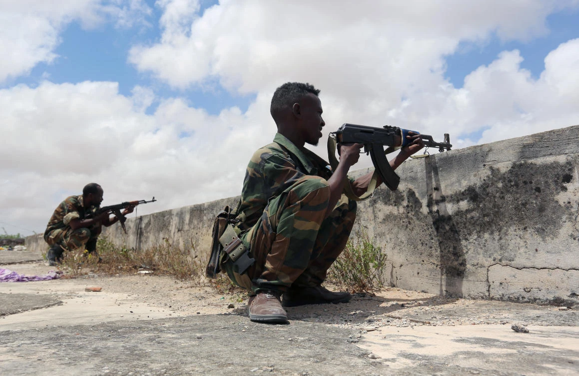 FILE PHOTO: Members of Somali Armed Forces take up positions in the Dayniile district of Mogadishu, Somalia. (Reuters)