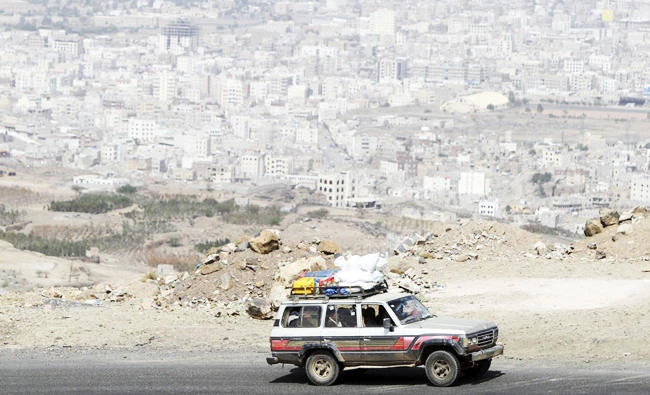 People flee Sanaa with their belongings. (File photo/Reuters)